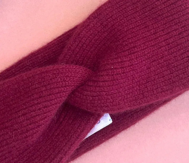 Gestricktes Stirnband mit Knotendetail in Bordeaux, Burgundy, Weinrot, Freiberg Knitwear